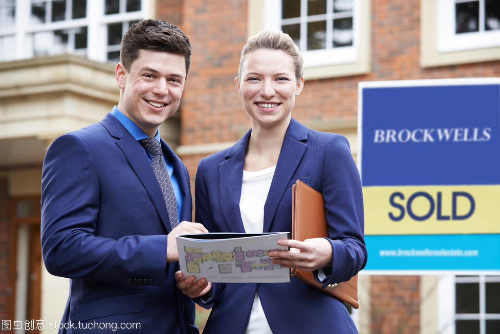 門外的守望者 男、女房地產(chǎn)經(jīng)紀人的職業(yè)肖像